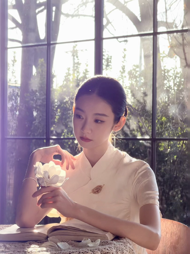 张艺凡民国大女主 张艺凡的民国氛围感太强了，清冷矜贵又不失锋芒，完全就是民国大女