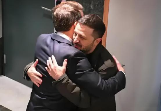 乌克兰没钱，没地，城市一片废墟，为何马克龙还要卖战斗机给乌克兰？
 
谁能想到，