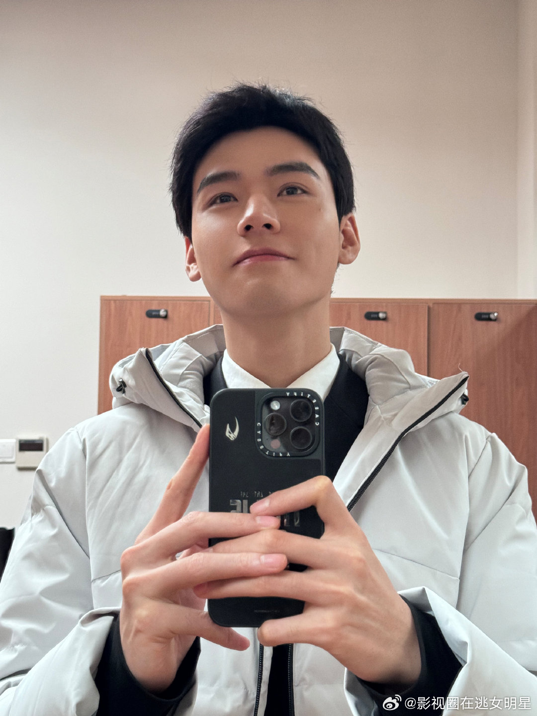 龚俊谢秩照镜秩龚俊沈谢秩对镜自拍 龚俊来分享沈谢秩的照镜自拍了！小沈法官好帅~还