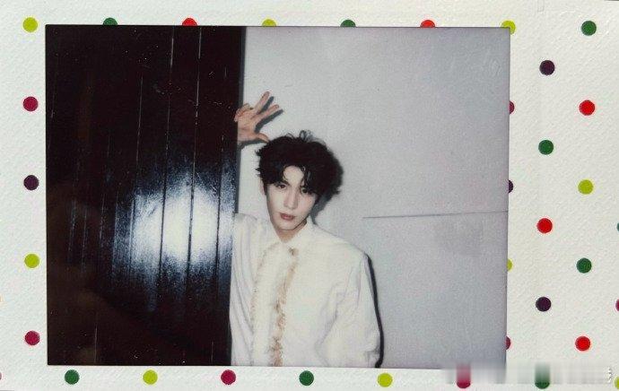 张凌赫平安夜拍立得营业  好会营业的帅哥