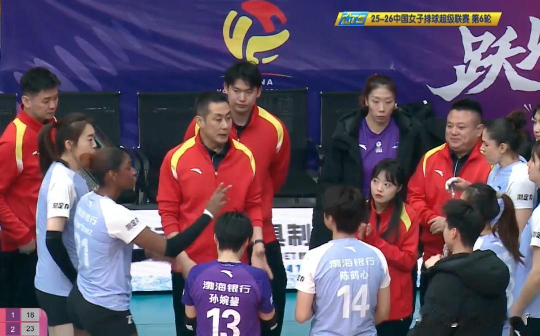 天津女排3-1力克辽宁女排，惨败的一局或许是陈方赠送的“人情局”。辽宁女排新年换