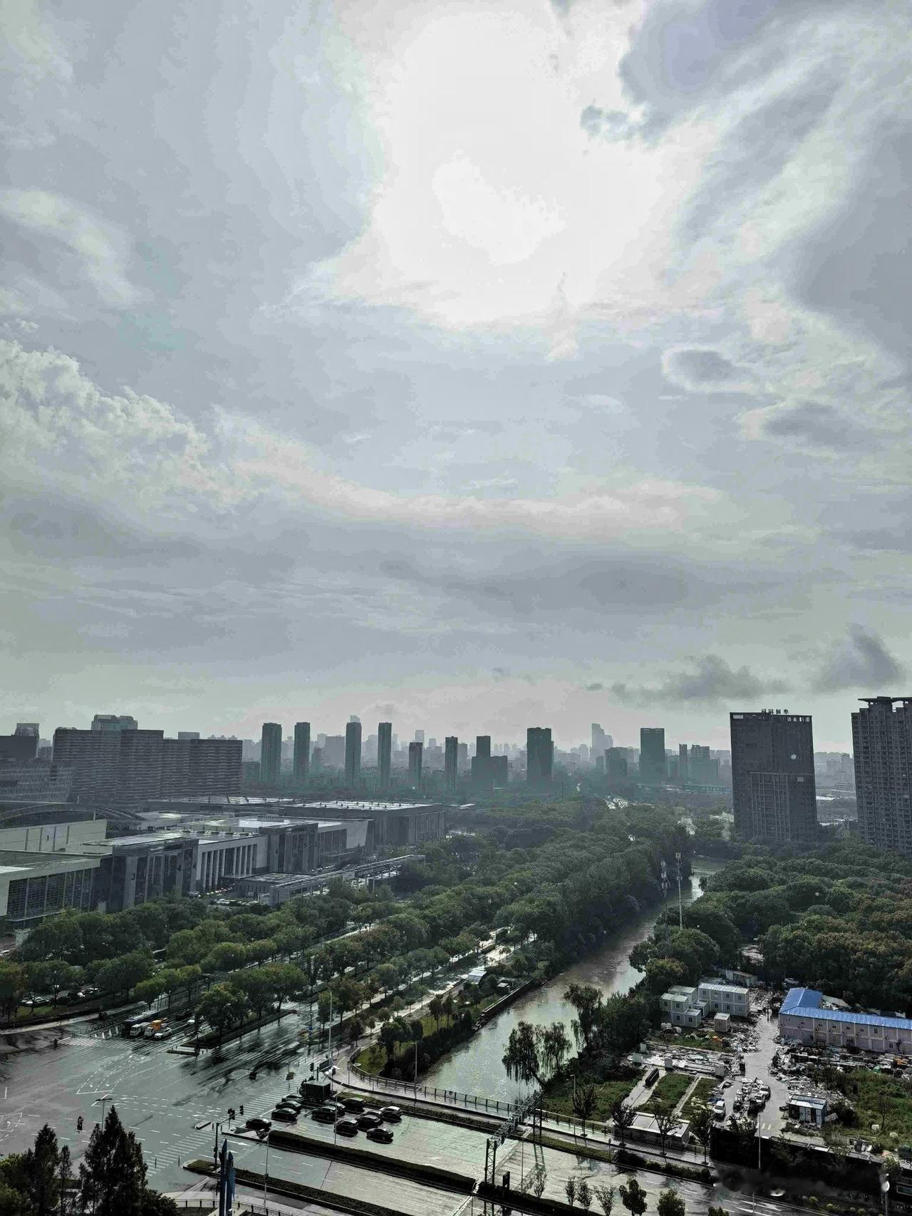 破云而出的光，不愿停歇的雨

昨日阴雨缠绵整日，下午阳光却突然破云而出，大方地洒