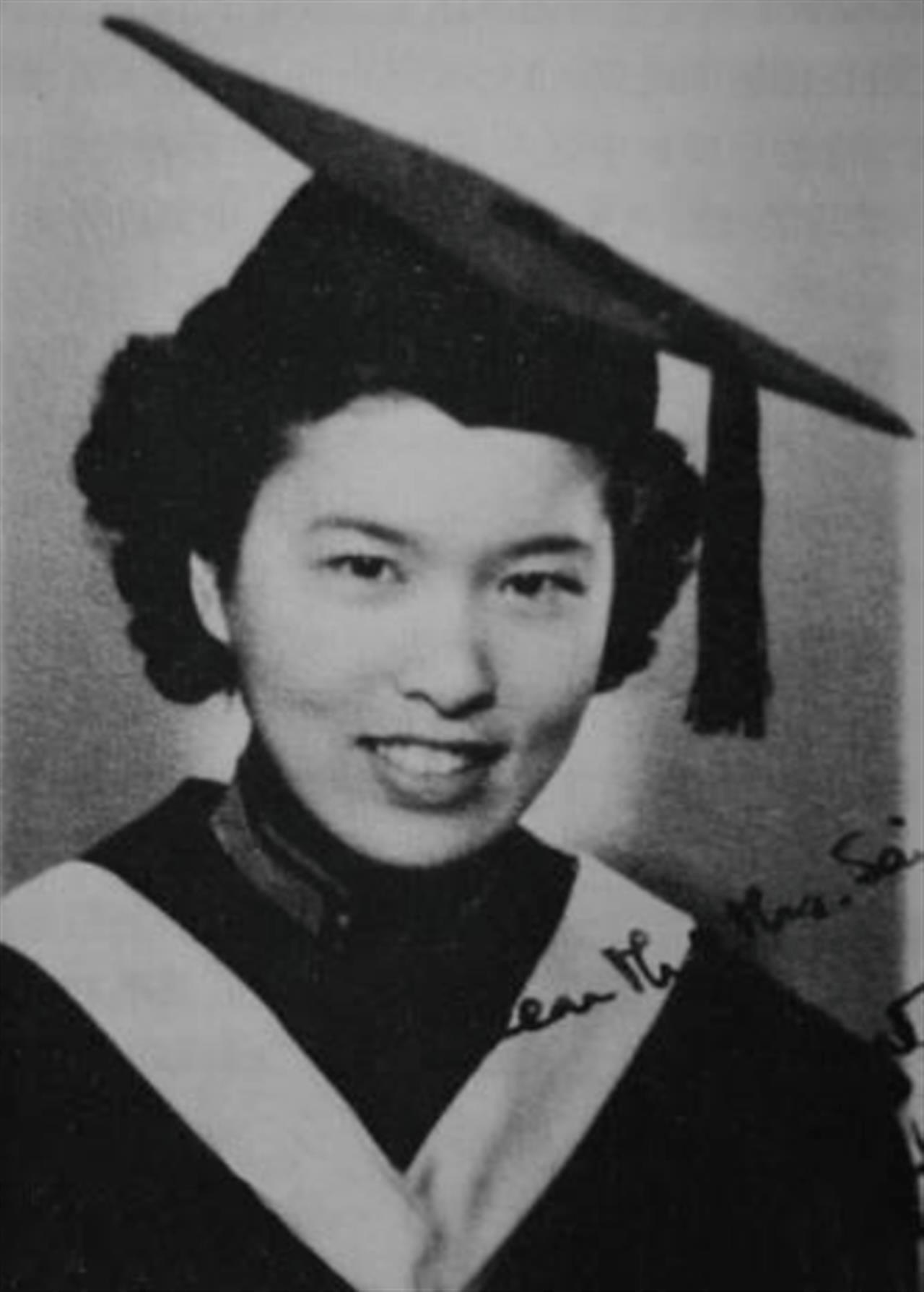 毛主席夸她天生丽质，周总理说她无可替代，彭老总叹她人才难得。毛主席夸她天生丽质，