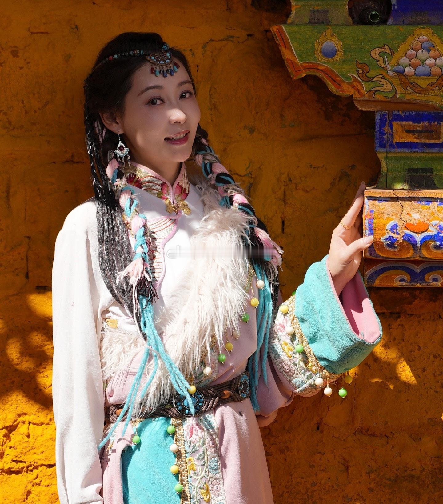 杨卓娜在西藏旅游拍的藏服写真 ​​​