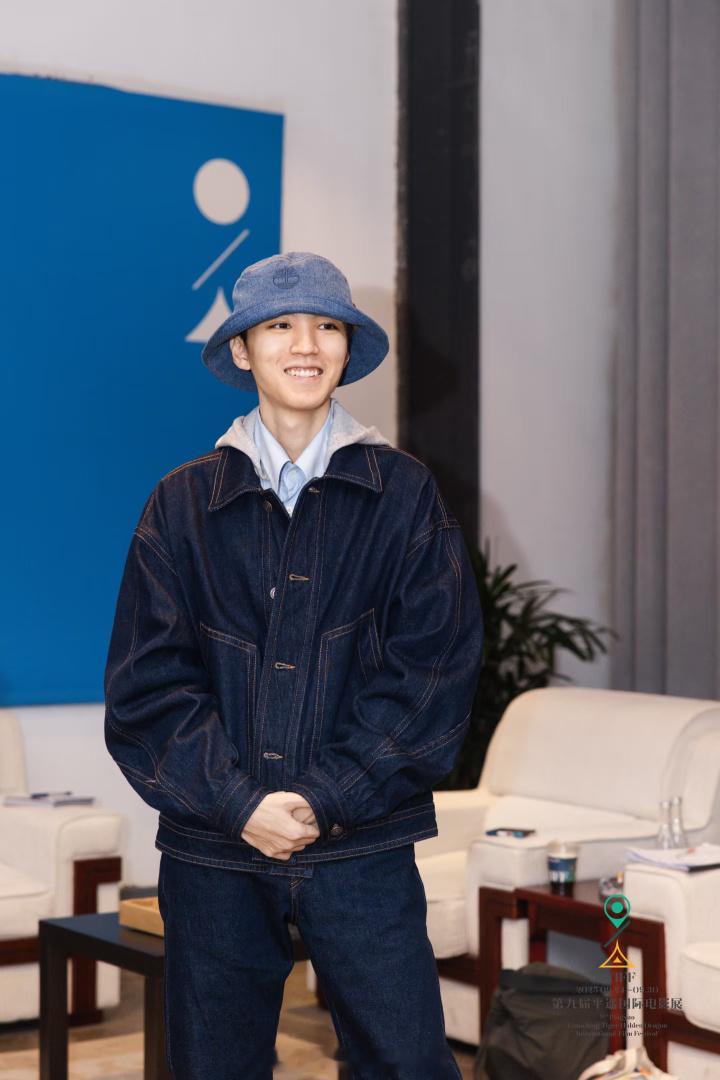 此男素颜也这么帅王俊凯平遥国际电影展素颜照王俊凯平遥国际电影展举杯合照 ​​​