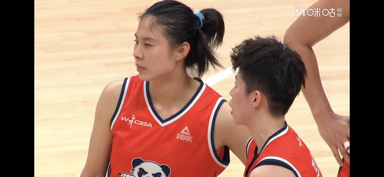 四川女篮主场一分险胜江苏女篮
掌握季后赛半决赛主动权

今晚四川女篮进攻打的并没