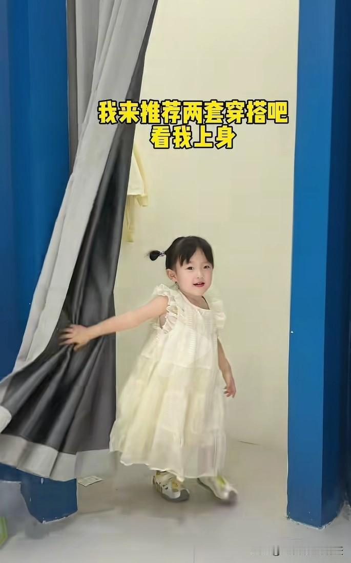 闪闪又来湖州万达卖童装了。这个古灵精怪的小丫头总是特别招人喜爱，她性格开朗活泼，