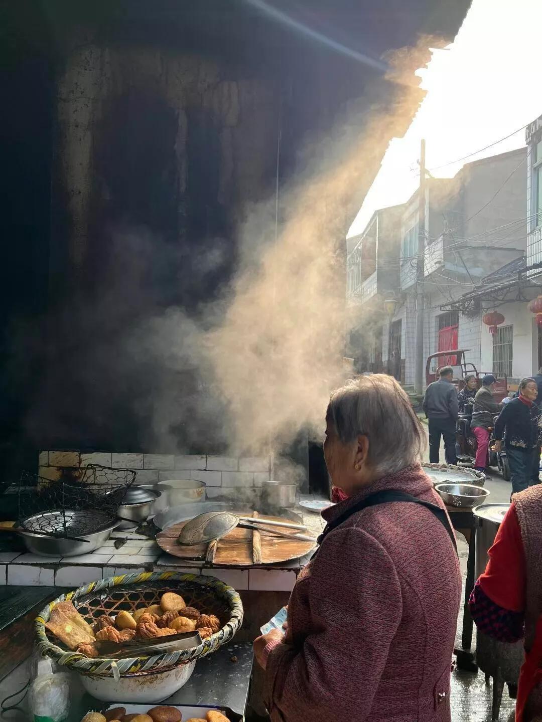 热气腾腾的早餐！有爱吃的吗[比心]天蒙蒙亮的早餐