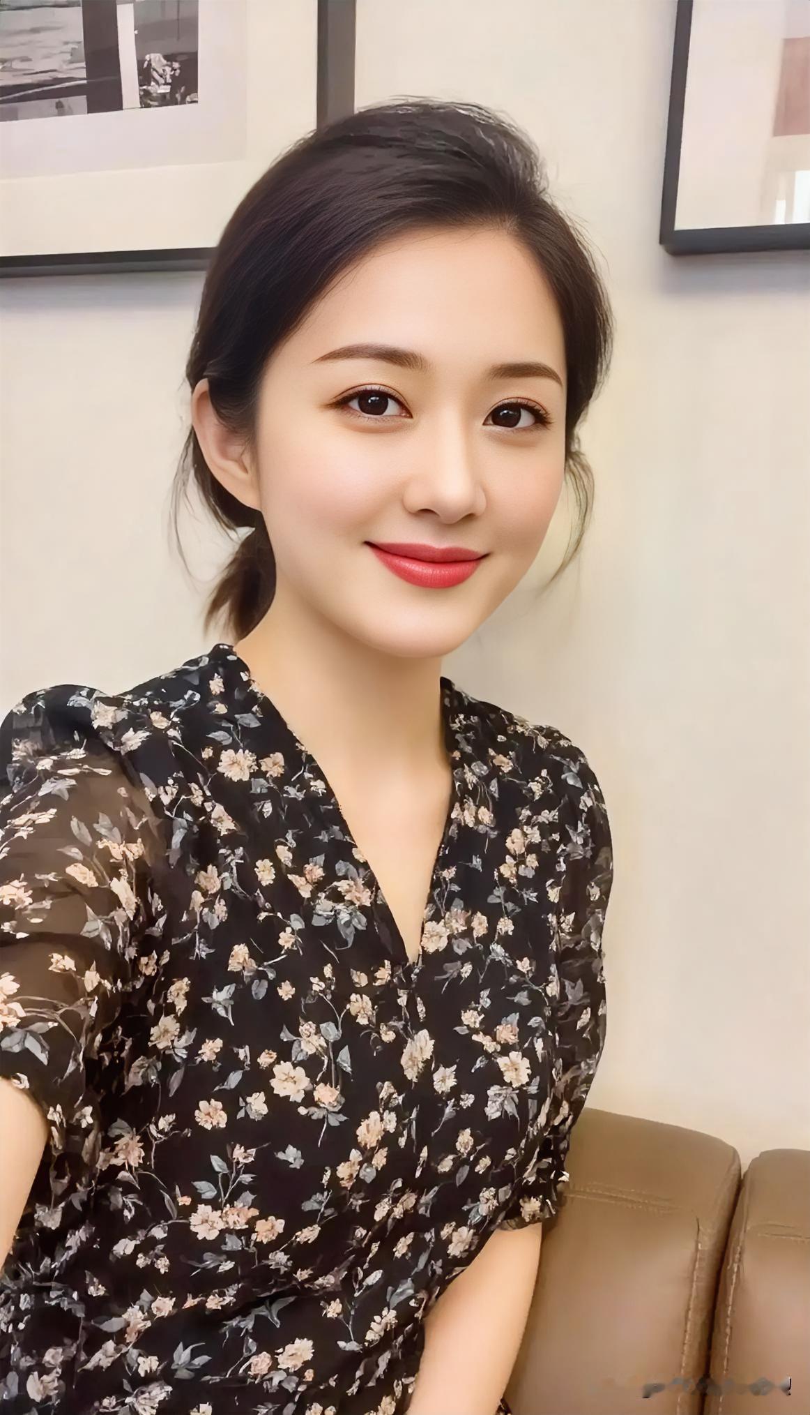 碎花裙裾藏春意，笑靥如霞映画墙。青丝挽就温柔韵，眸底清辉胜月光。静坐一隅，风华自
