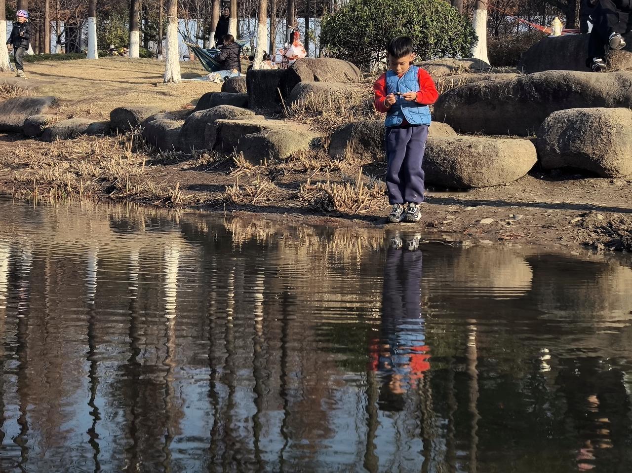 七律·小寒
雪地冰天是小寒，
风光独在北方观。
江南短日连霏重，
室内深宵牵梦难