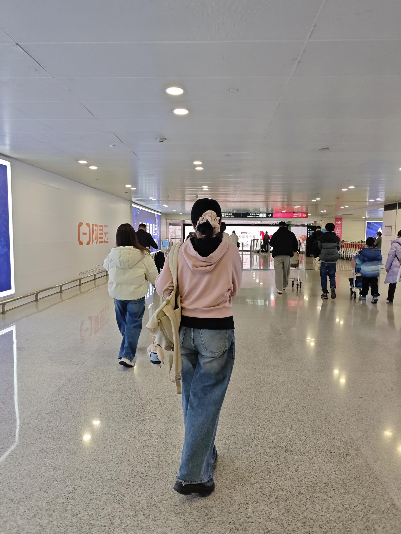 我对自己还是舍得花钱的，特别是穿着方面。我不会追求大品牌奢侈品，但是特别注重衣服