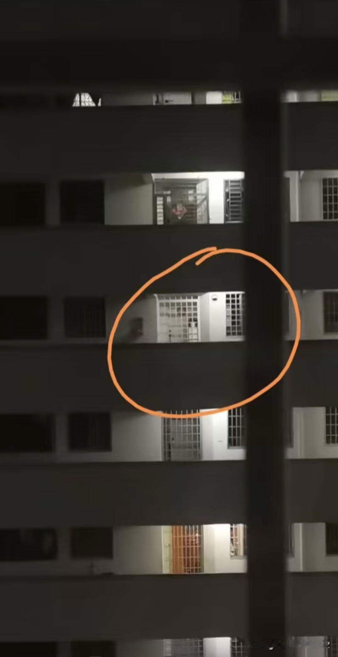 凌晨的公寓，总有一扇窗让我不敢再看第二次。
那天晚上无意间拍到对面这栋公寓。
回