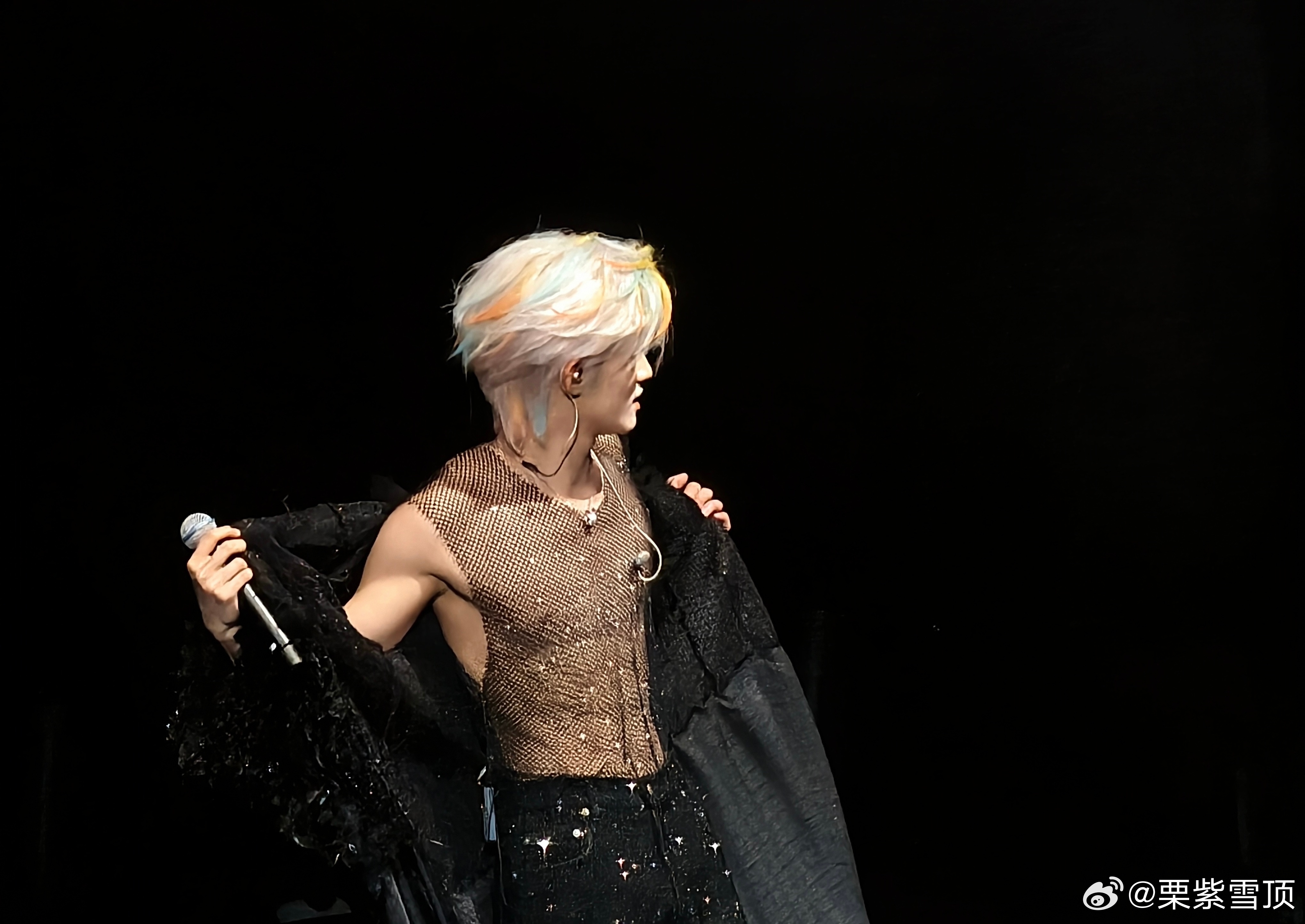 云旗富有且慷慨 云旗演唱会简直鲨疯啦都不白来啊，演唱会就这么把外套敞开了，清晰的