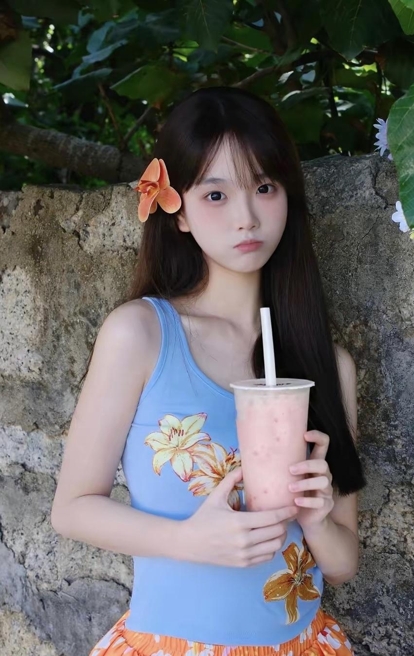 少女与花相伴