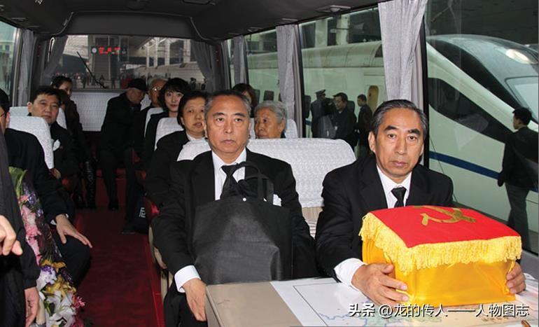 2011年11月2日清晨，华国锋同志骨灰在亲属护送下，启程由北京迁回故里山西交城