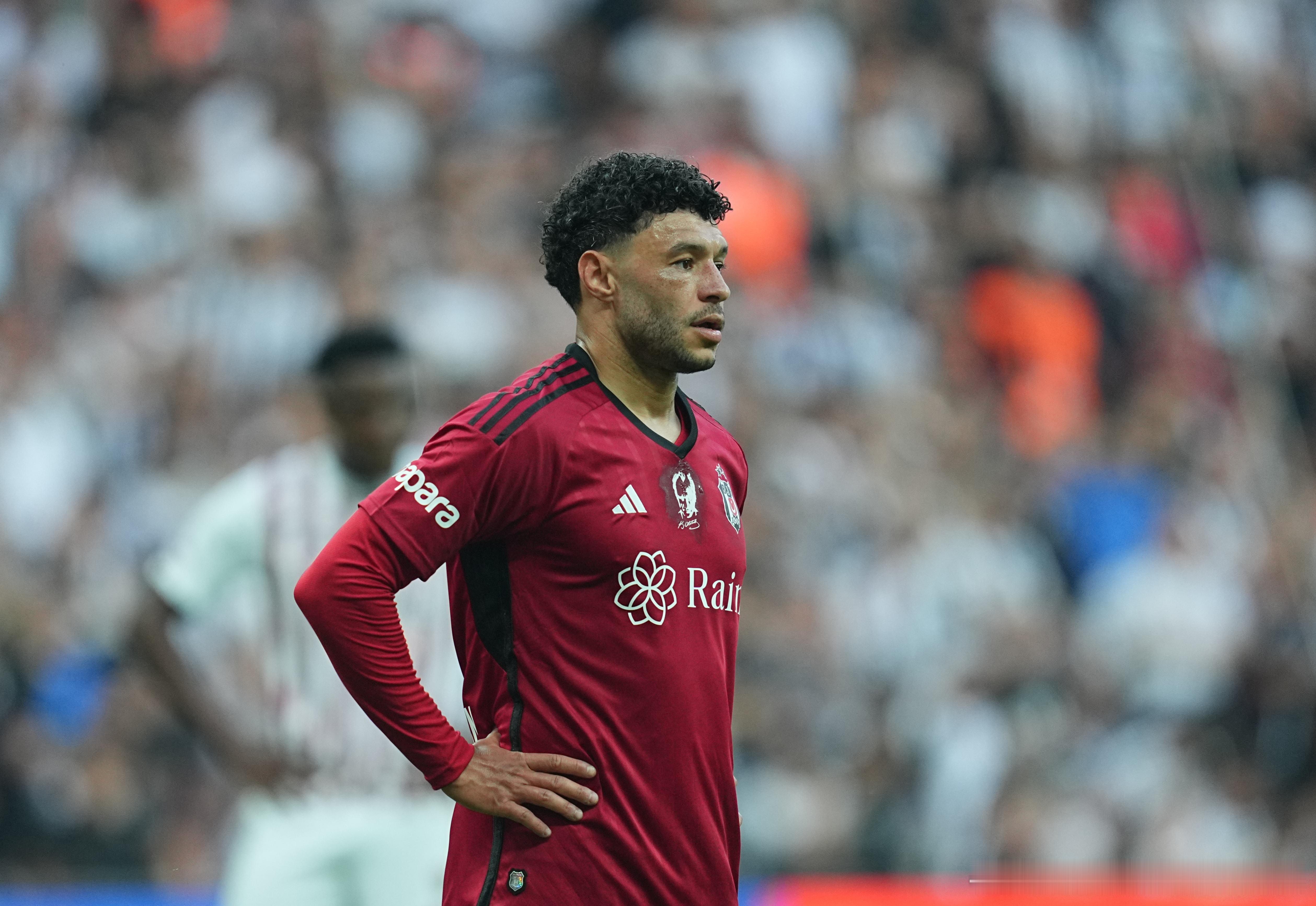 虽然冬窗已正式关闭，但阿森纳仍有机会签下32岁老将张伯伦。根据英超联赛的相关规则