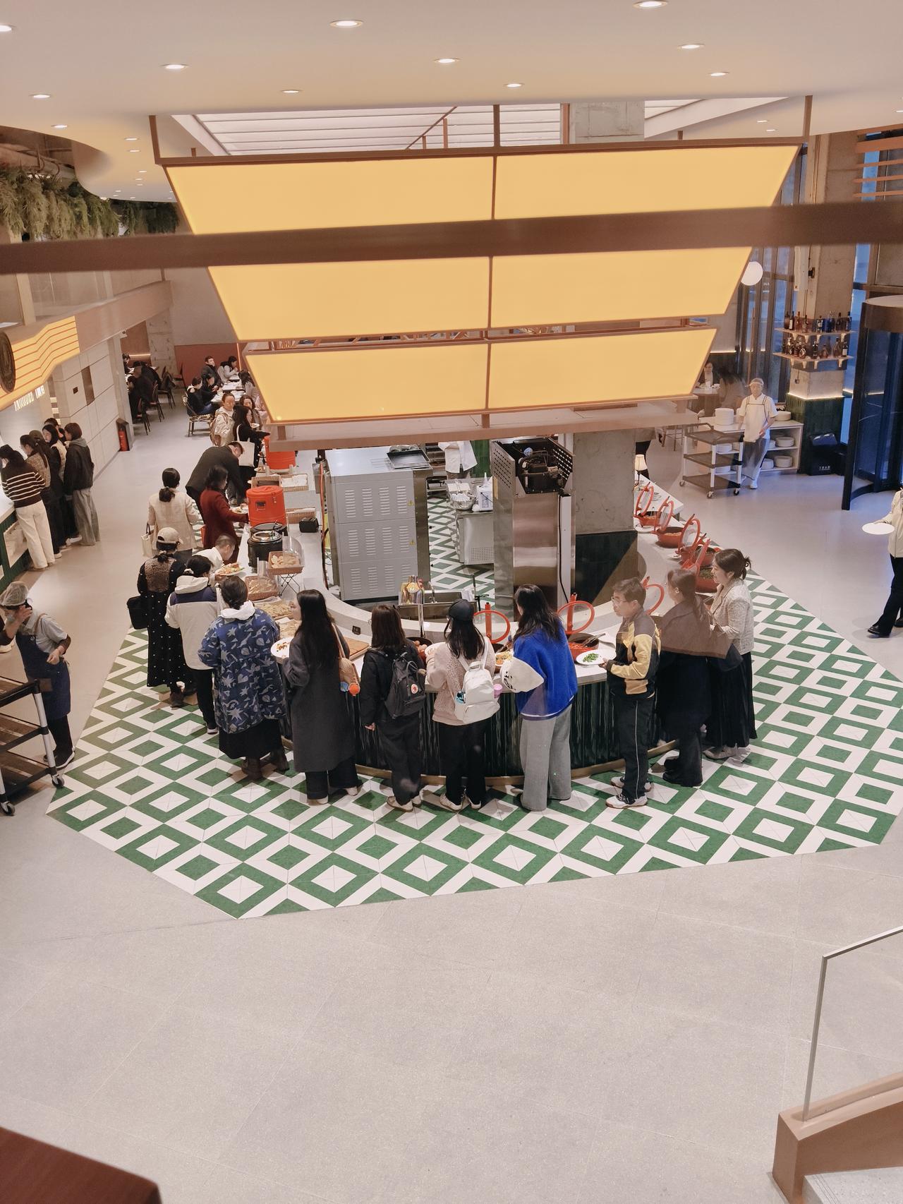 少女的修为不分场合
现代女孩在个人享受、个人打扮方面不惜工本，什么美容美甲名包好