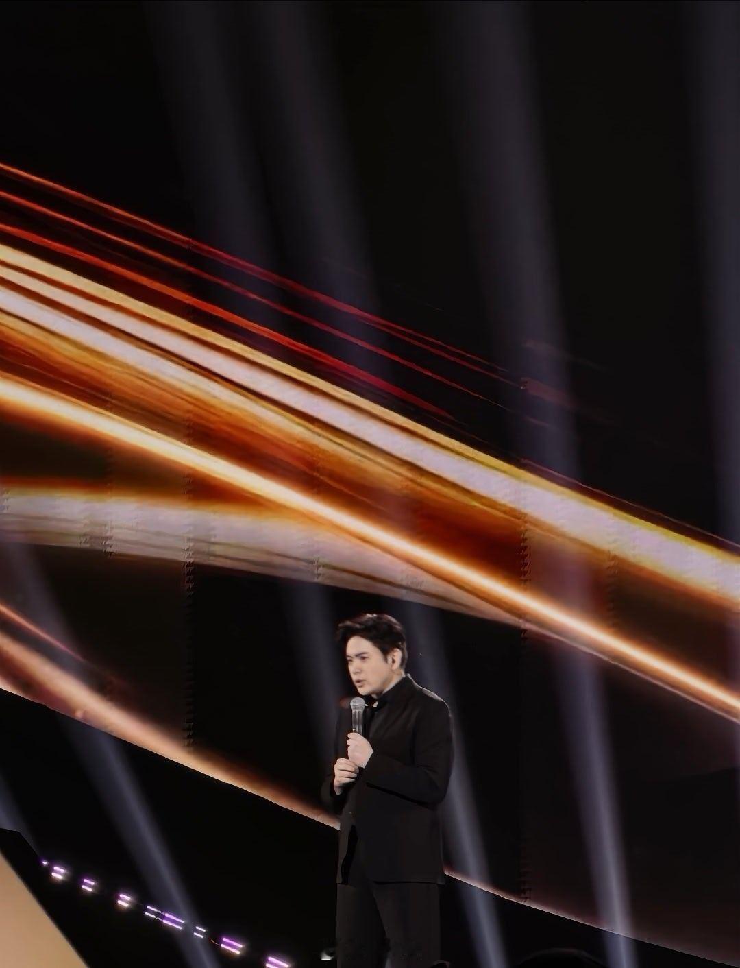 老板请看演唱会   今晚最帅的男人