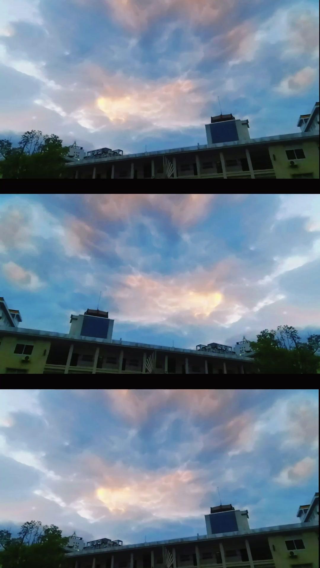 晚霞真美，今天的云太绝了！明明是白天，天空却像被打翻的调色盘，紫色和灰调交织，云