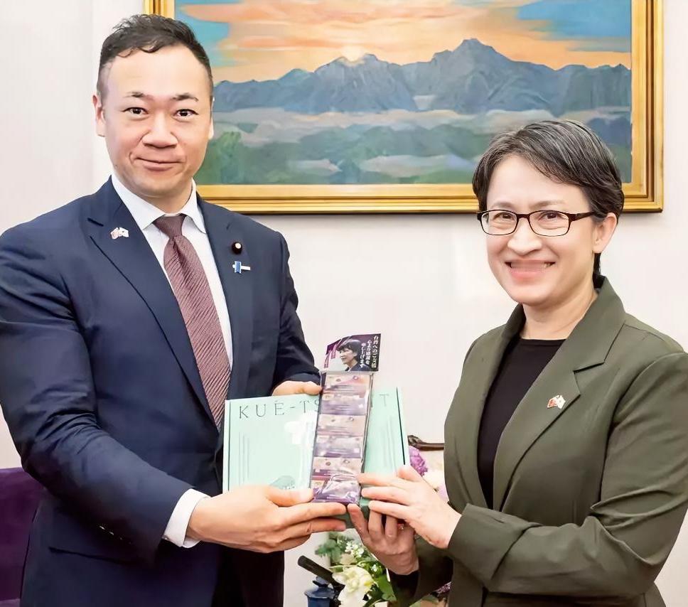 这个日本极右翼分子铃木馨右真是无知狂妄又滑稽可笑

近日，日本议员铃木馨右窜访台