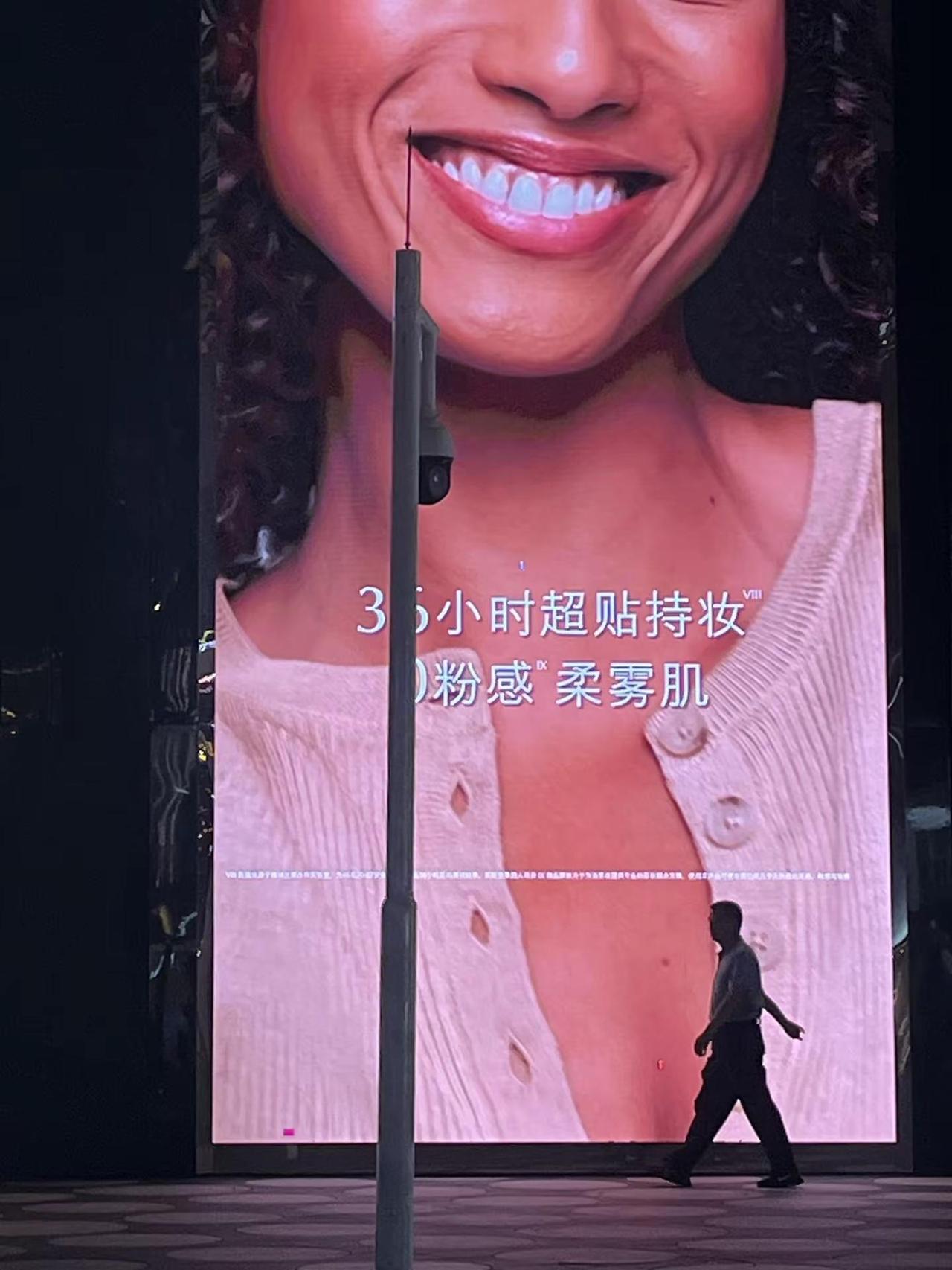 我站在大屏前，看人生缓缓放映🎦 我站在城市巨型LED屏前，拿着手机镜头里不断掠