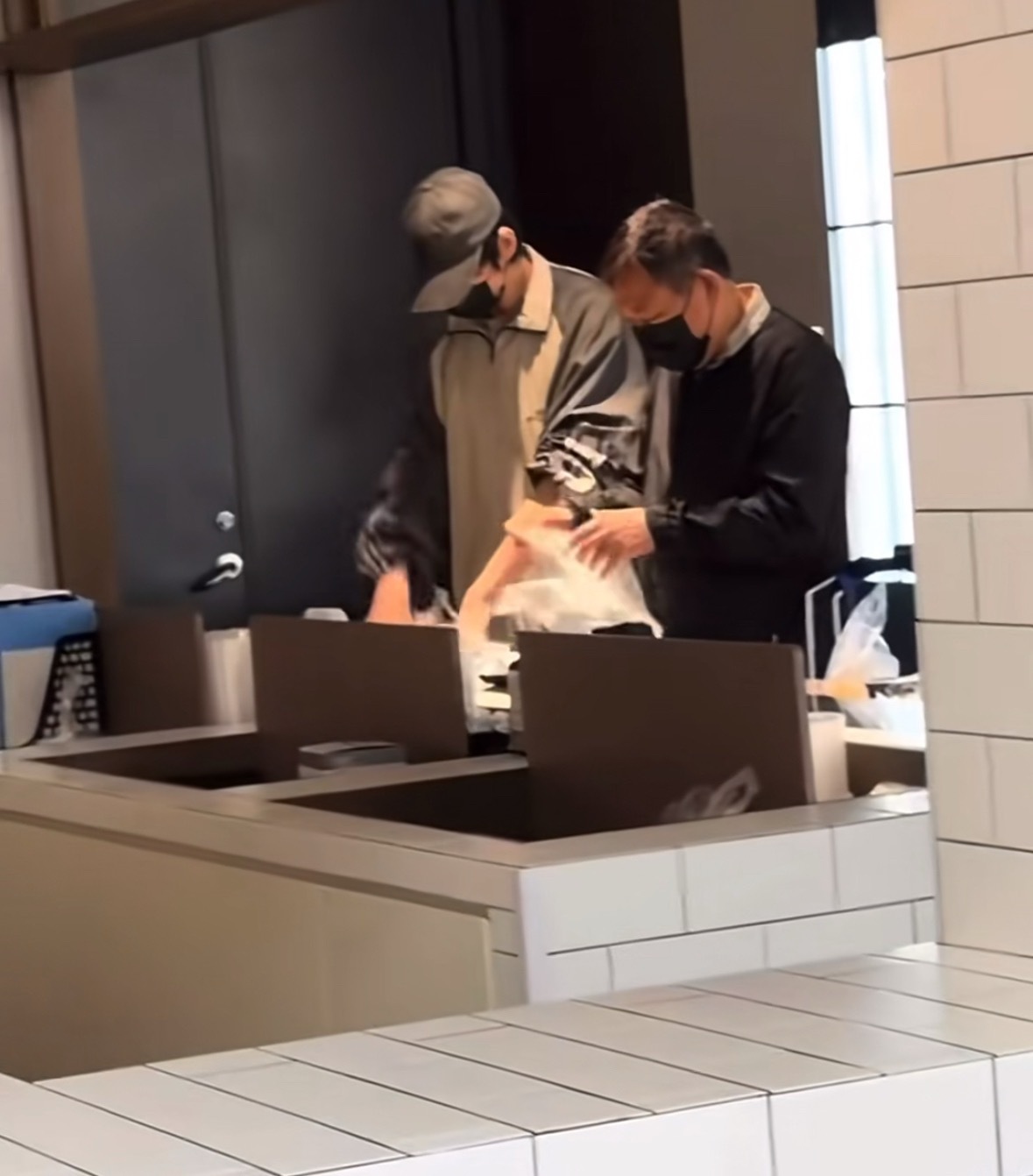 阿那亚偶遇魏大勋父子网友阿那亚偶遇魏大勋父子父子逛街，两位玩的开心呀