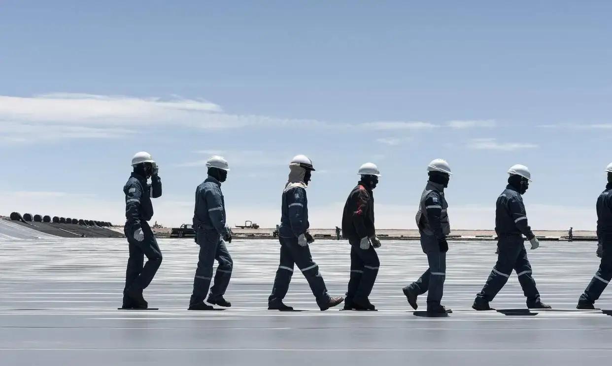 玻利维亚现在捧着锂矿，却连油钱都快付不起了。
 
乌尤尼盐湖被称作“白色黄金仓库