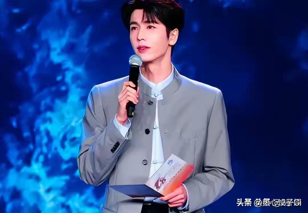 演员张凌赫说，我真诚的期待，更多的台湾同胞，可以跨越海峡，来大陆走一走，看一看。