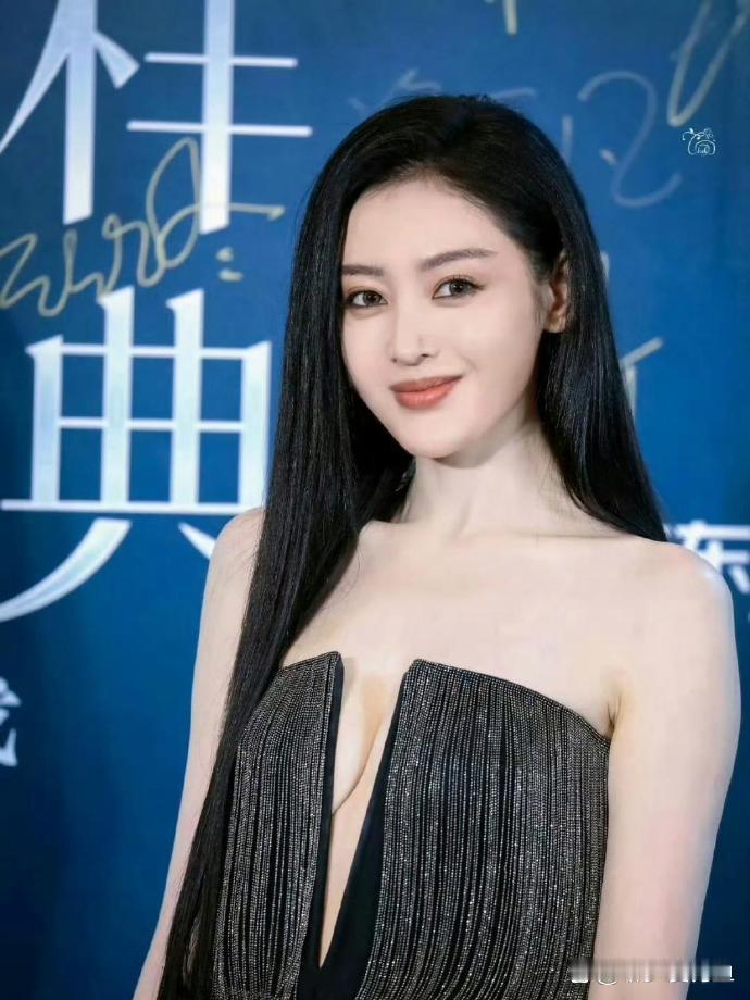 我就想知道这衣服是怎么撑住，让它不垂下来的 ​​​
