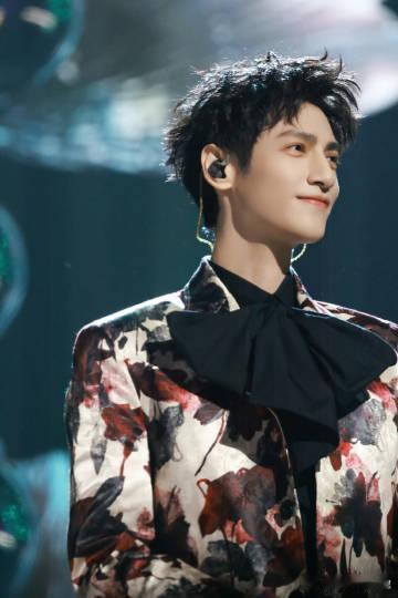 罗云熙新年第二天马不停歇来办案罗云熙全能劳模破案唱演两不误 全能罗云熙新年火力全