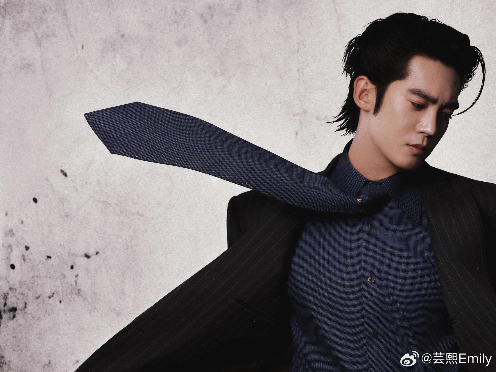 暗夜男爵于适 于适身着Xander Zhou 2026春夏双排扣西装亮相港版GQ