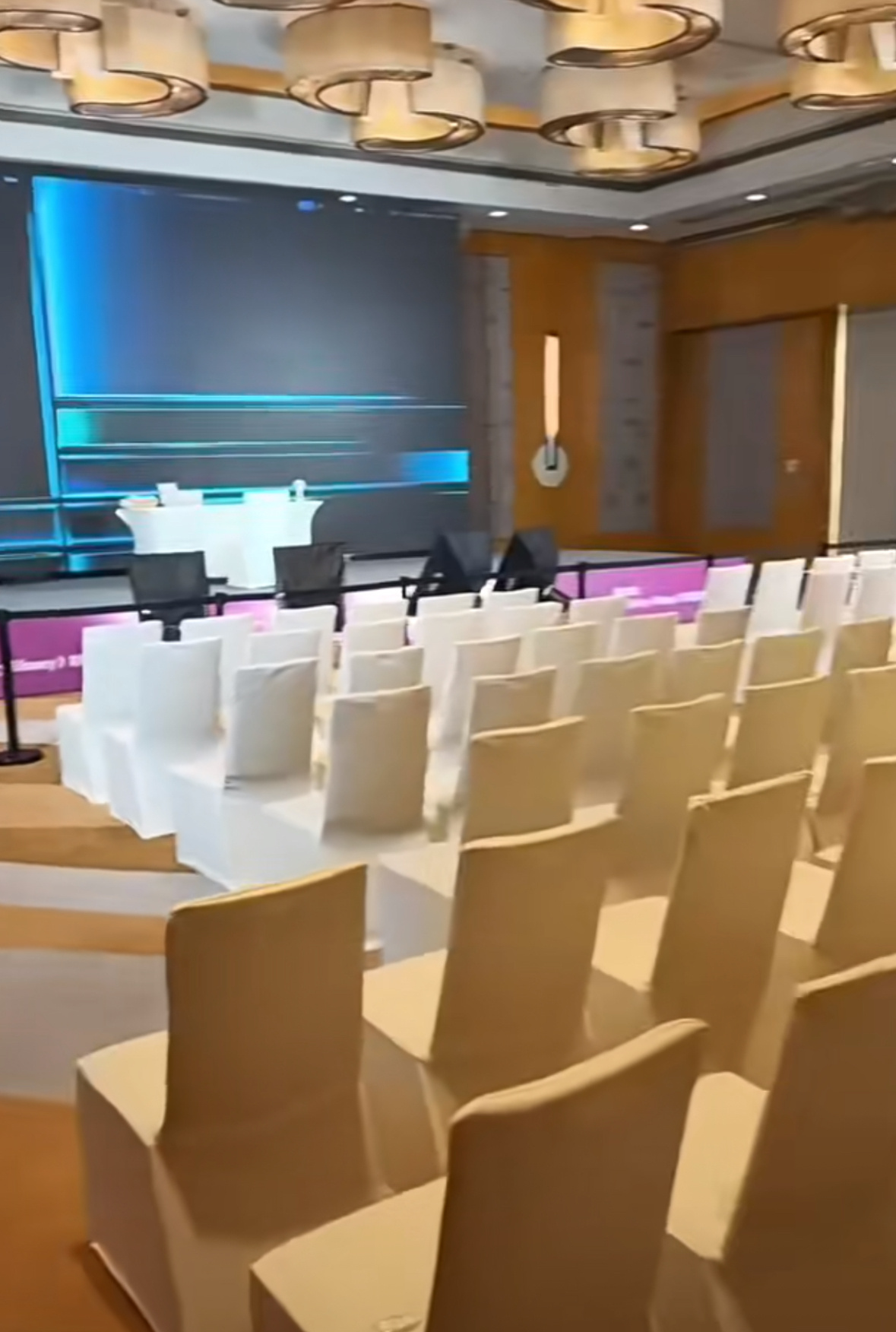 这第一排跟在台上有什么区别已经不敢想象这场馆会有多香了 