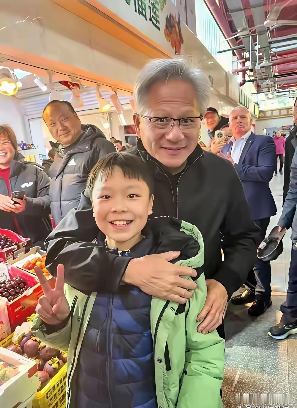 老黄这次上海行，人气赚的盆满钵满，这个人不愧是个生意人，是非常精明的，通过在上海