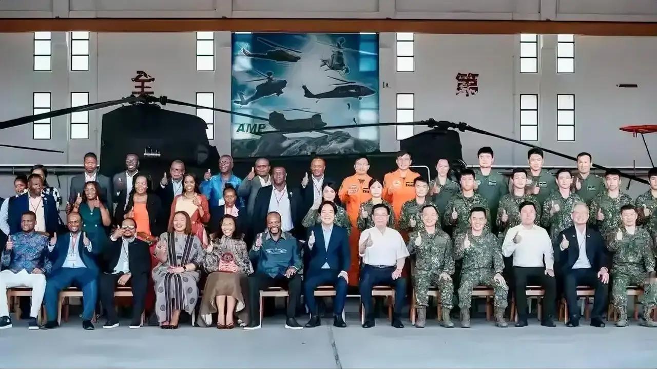 大家看看这都是什么人？一颗炸弹过去，100％的人不冤枉。
       中方已经