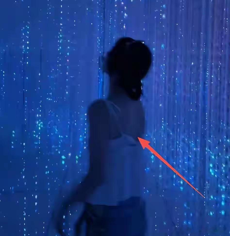 宋慧乔现身旅游，生图瘦成皮包骨小腿凹坑抢眼，44岁脸没垂像少女 
