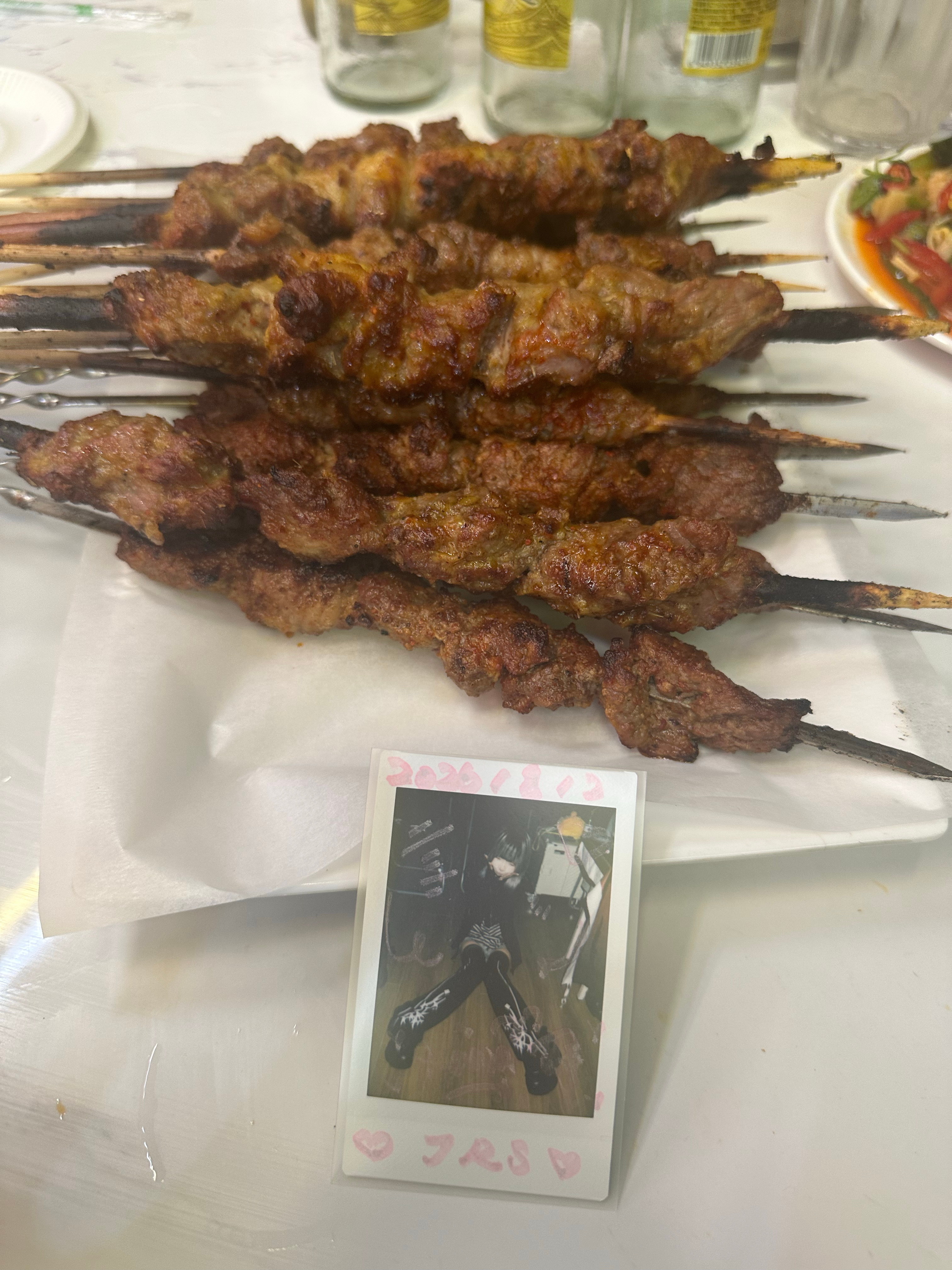 吃一下新疆烤肉，本来想去吃冷锅串串但是没菜了😭。但是这两天开心，他们说我今天笑