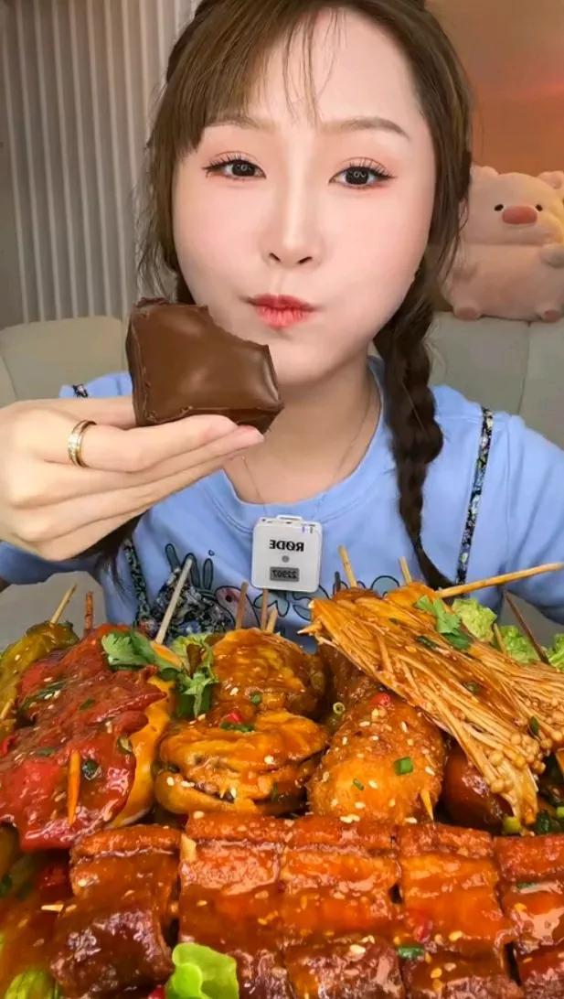 美食佳肴满桌摆，香气扑鼻诱人尝。#美食好滋味🥰# #美食绝伦# #美食佳肴大赏