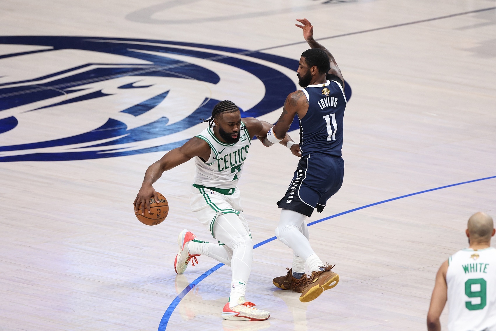 NBA 杰伦·布朗与欧文打2K时聊科比：我最大的遗憾就是没见过他 