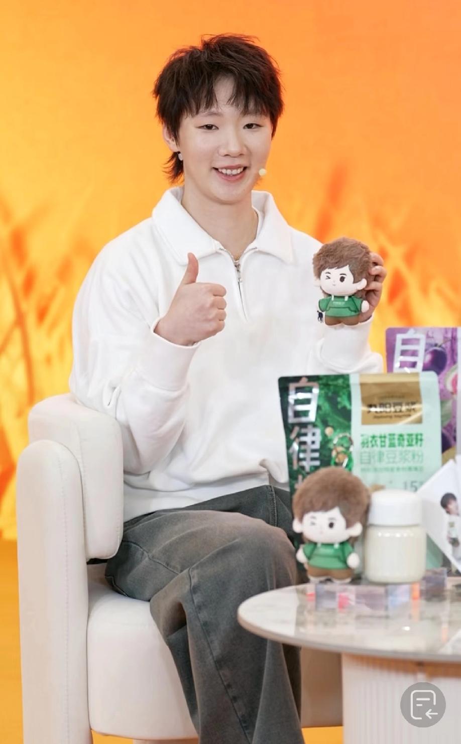 出席活动的王曼昱太美了！！

今天鳗鱼晚间出席某品牌活动，这一亮相真的是惊讶到了