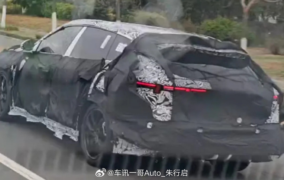 全新领克07旅行车的谍照图曝光后排的车窗看着还挺大的不知道新车的D柱会不会有啥新