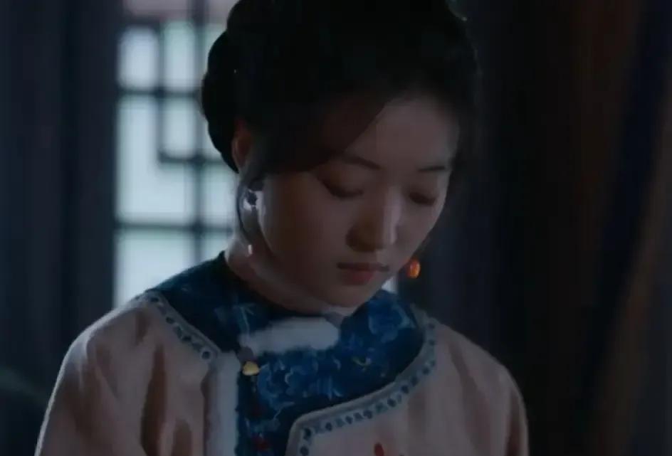 别再抱怨怀才不遇了。
封建宅门早就撕碎了这套说辞。
丫鬟玉儿端茶递水的功夫，摸透