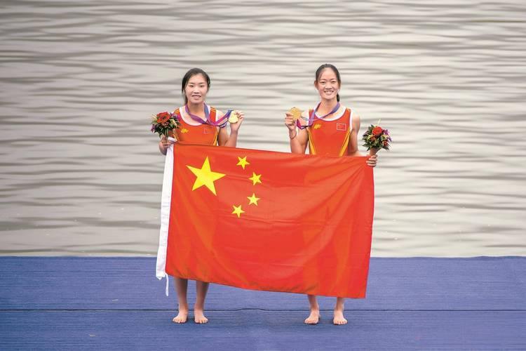 接力夺冠 姑娘们把国旗叠得方方正正
发令枪响，四条赛道，一腔孤勇。
交接棒的那一