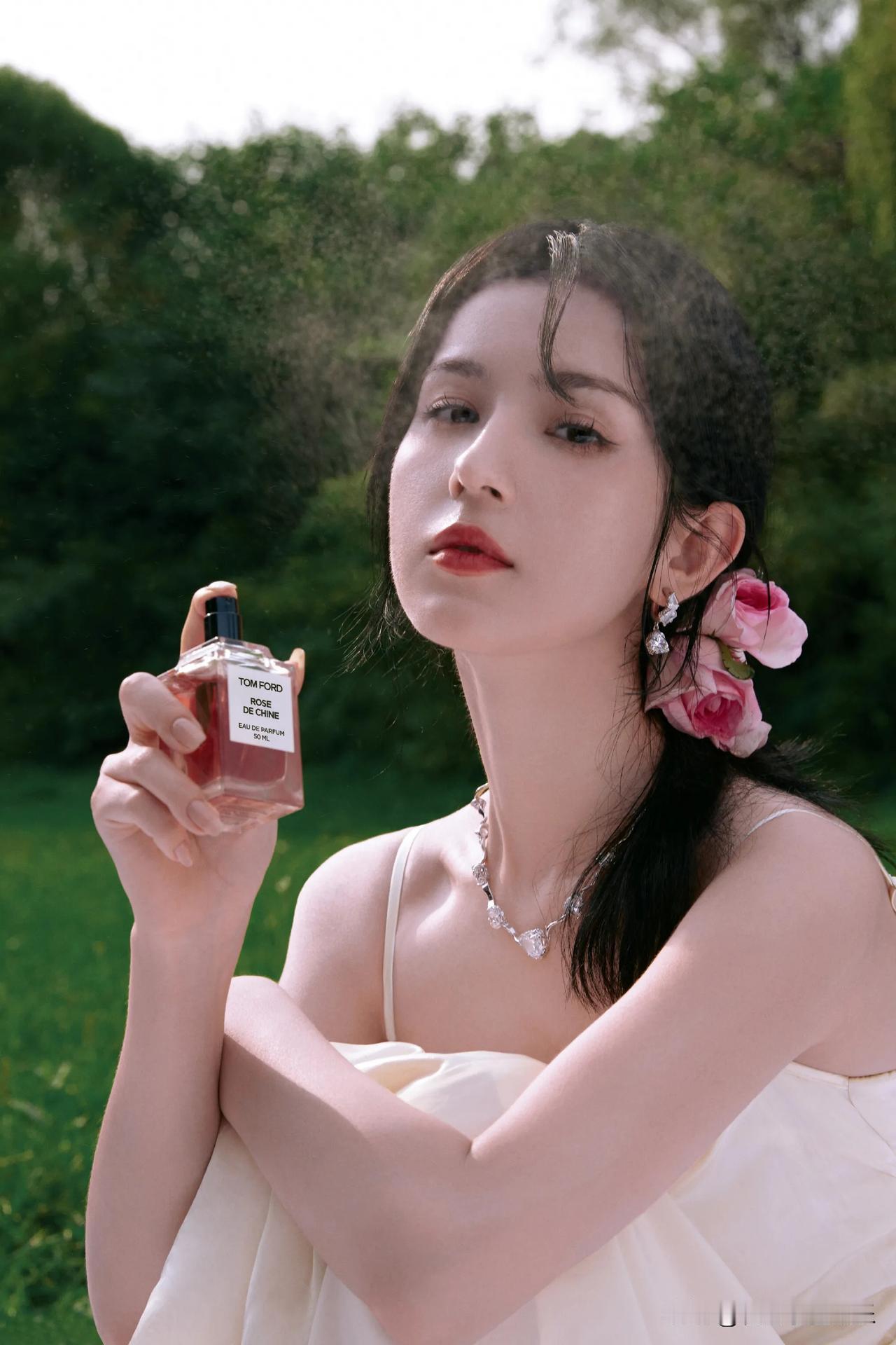 于绿野之间，哈妮克孜美得夺目。微风轻拂，撩动她的发丝，像是在低语温柔的秘密。
