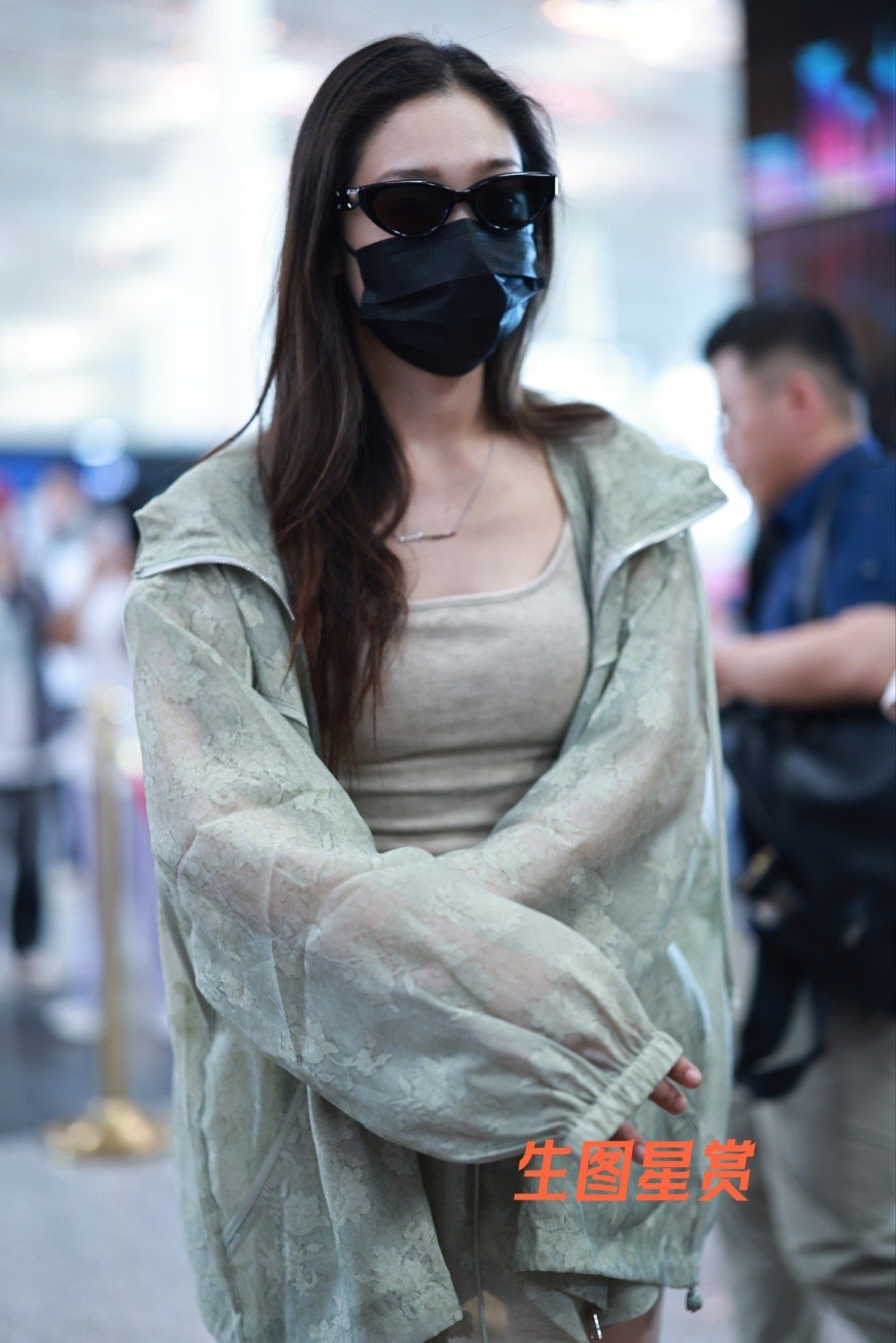 希林娜依高今日机场出行，薄荷绿穿搭清凉香香美美的🍀🍀 ​​​