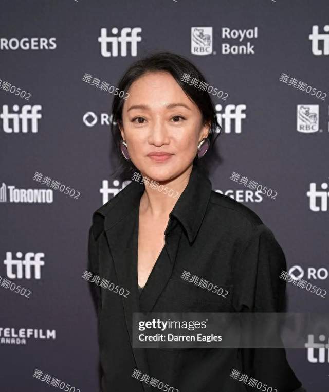 51岁的周迅皱纹眼袋明显笑容变慈祥，身材娇小的她居然比陈可辛高