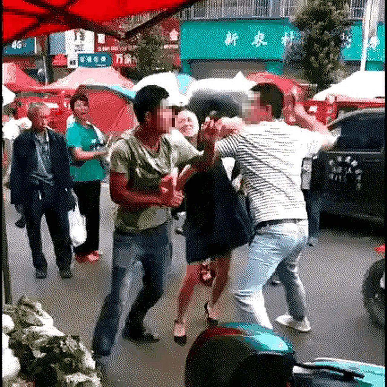 柳州这打架案太让人警醒！俩老板赵某和钱某是邻居，就因为赵某推走钱某顾客的手推车，