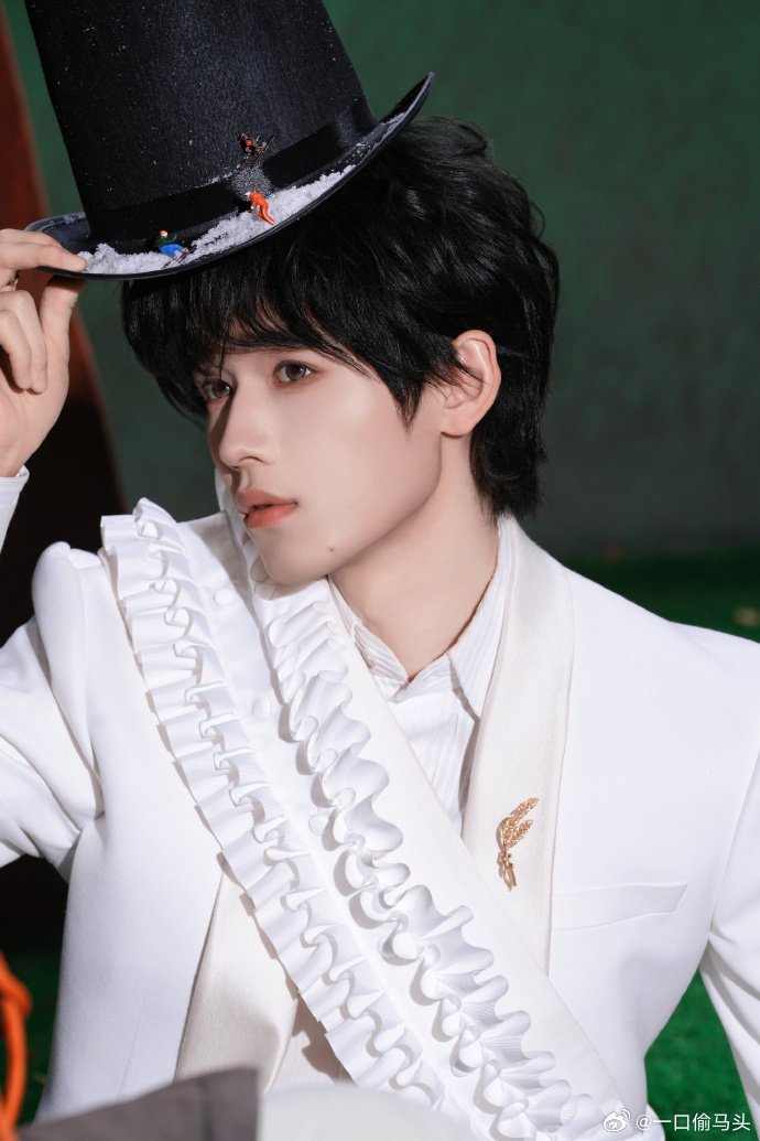 宋亚轩还没到夏天就晒黑了宋亚轩发晒黑三连拍小宋直接晒出三连拍报备，这肤色是把阳光