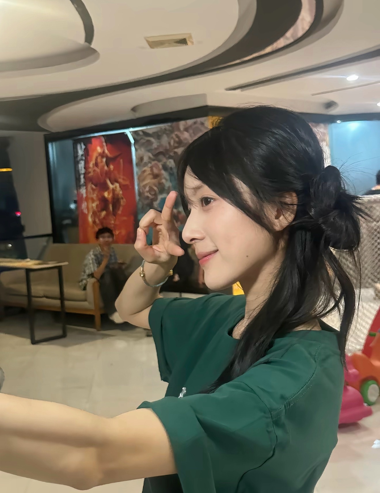 李思潼还没出道就有了破亿一番女主电影票房预测快到10亿了…她有点像胡冰卿混了点庄
