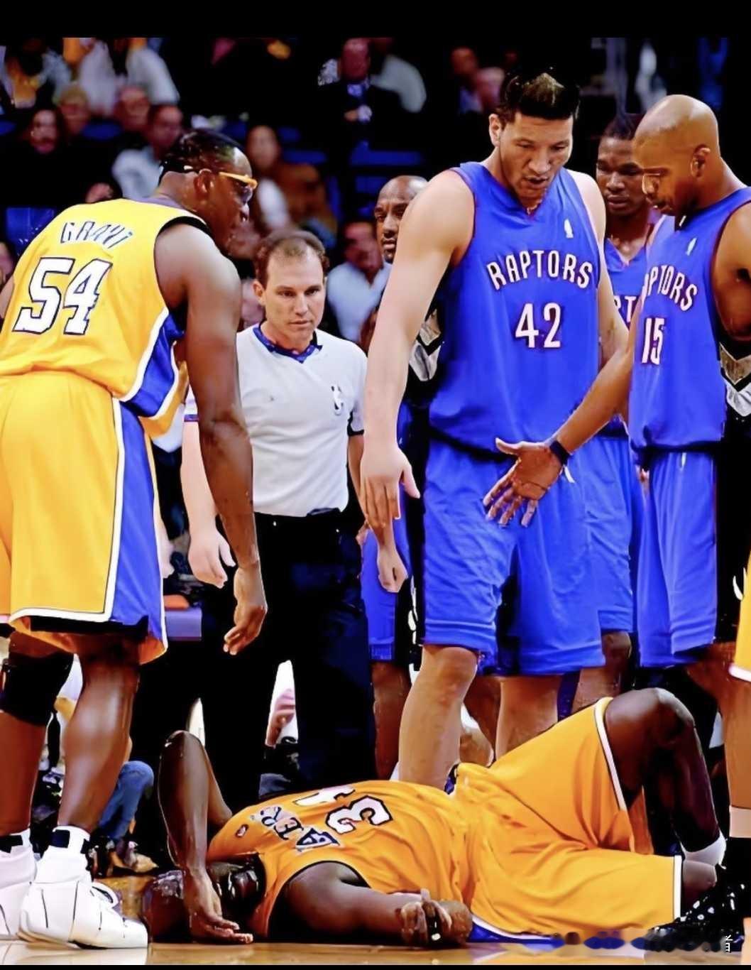 巴特尔真是雄鹰一样的男人，NBA第一个先发的中国篮球运动员，NBA第一个拿到总冠