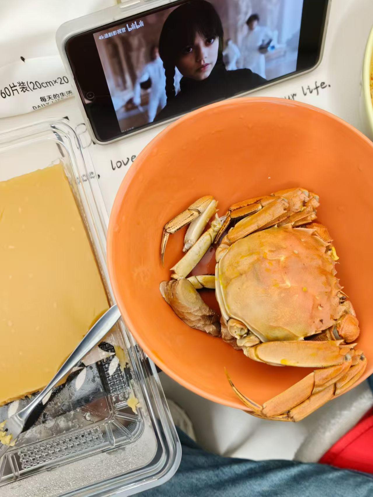 七绝.螃蟹
本是将军家洞庭，
蒸腾红热扰神醒。
拼燃击釜欲戈武，
及入香唇遂思宁